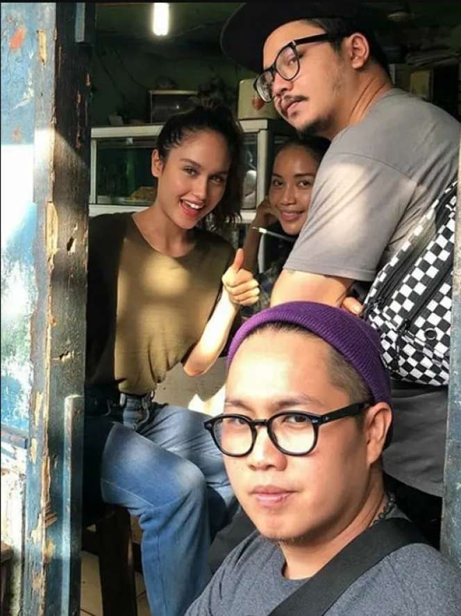 Tak Sangka, 9 Seleb Ganteng Ini Suka Jajan di Warung Kaki Lima
