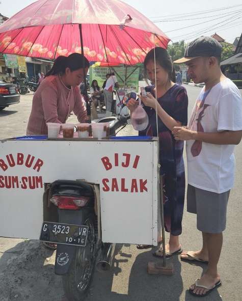 Tak Sangka, 9 Seleb Ganteng Ini Suka Jajan di Warung Kaki Lima