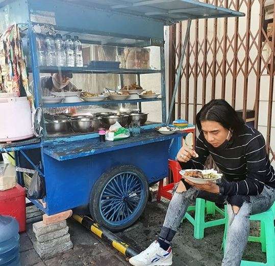 Tak Sangka, 9 Seleb Ganteng Ini Suka Jajan di Warung Kaki Lima