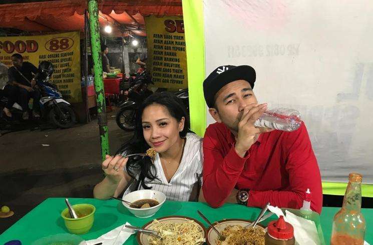 Tak Sangka, 9 Seleb Ganteng Ini Suka Jajan di Warung Kaki Lima