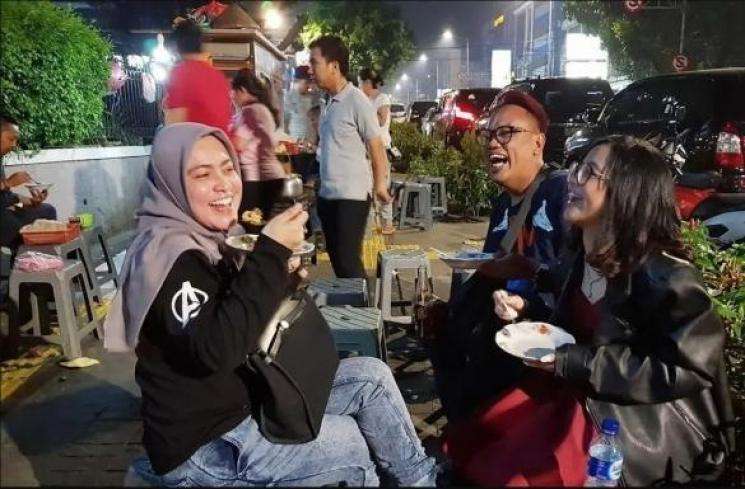 Tak Sangka, 9 Seleb Ganteng Ini Suka Jajan di Warung Kaki Lima