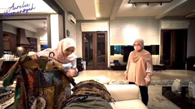 9 Momen Aurel Hermansyah Siapkan Keperluan Atta Sebelum Kerja