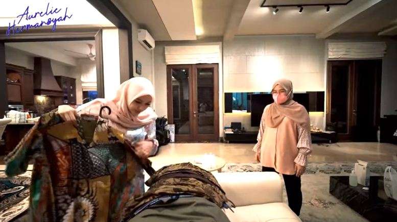 9 Momen Aurel Hermansyah Siapkan Keperluan Atta Sebelum Kerja