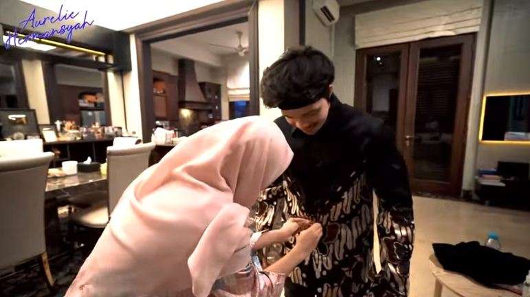 9 Momen Aurel Hermansyah Siapkan Keperluan Atta Sebelum Kerja