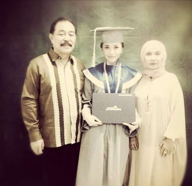 10 Potret Lawas Penyanyi Saat Wisuda, Nagita Elegan Abis!
