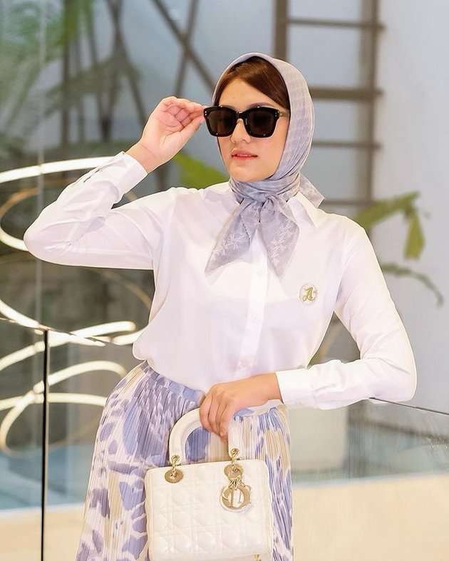 10 Potret Anissa Aziza Pakai Kerudung Berponi, Bak Ibu Pejabat