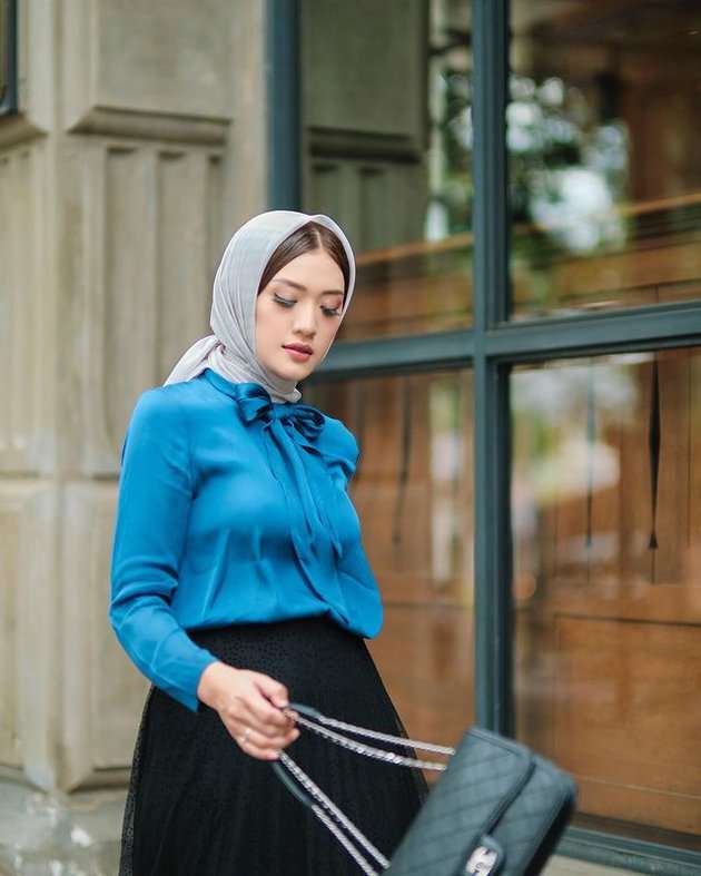 10 Potret Anissa Aziza Pakai Kerudung Berponi, Bak Ibu Pejabat