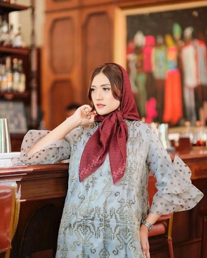 10 Potret Anissa Aziza Pakai Kerudung Berponi, Bak Ibu Pejabat