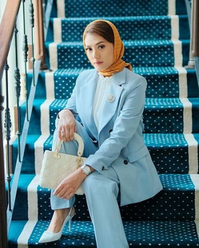 10 Potret Anissa Aziza Pakai Kerudung Berponi, Bak Ibu Pejabat