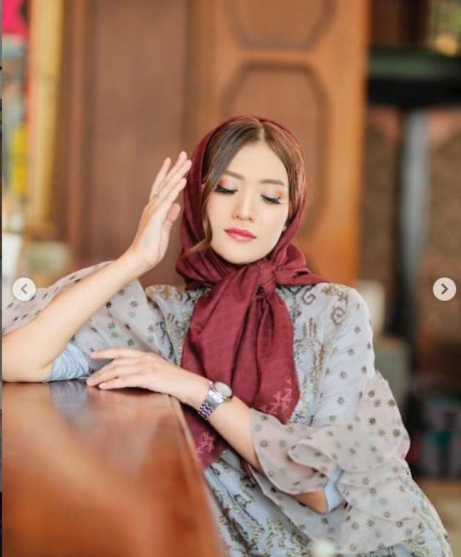 10 Potret Anissa Aziza Pakai Kerudung Berponi, Bak Ibu Pejabat