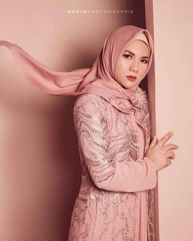 10 Potret Cantik Evelyn Nada Anjani, Makin Rajin Pakai Hijab