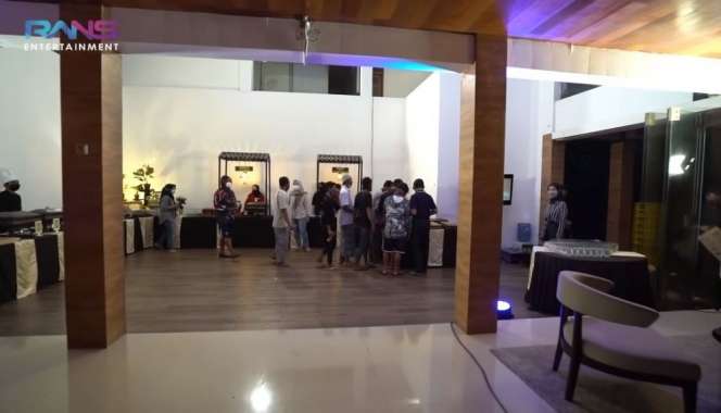 8 Momen Nagita Buka Puasa dengan Pekerja Bangunan, Salut!