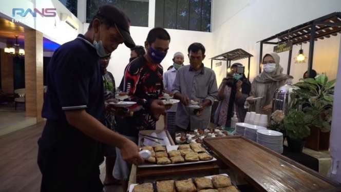 8 Momen Nagita Buka Puasa dengan Pekerja Bangunan, Salut!