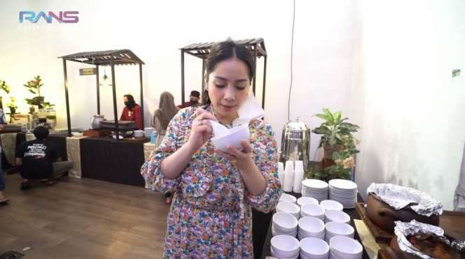 8 Momen Nagita Buka Puasa dengan Pekerja Bangunan, Salut!