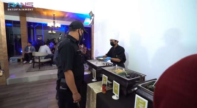 8 Momen Nagita Buka Puasa dengan Pekerja Bangunan, Salut!