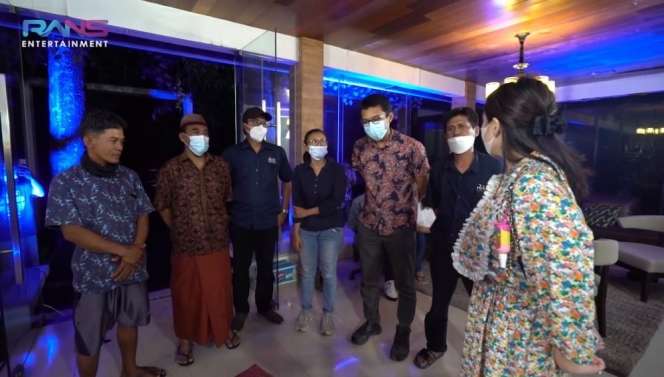 8 Momen Nagita Buka Puasa dengan Pekerja Bangunan, Salut!