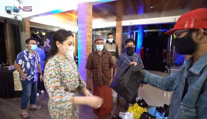 8 Momen Nagita Buka Puasa dengan Pekerja Bangunan, Salut!