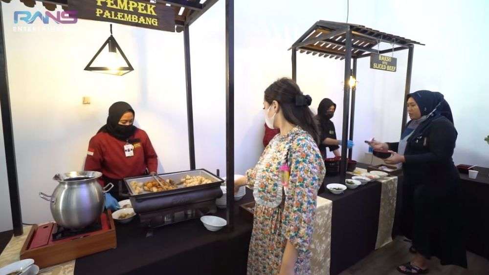 8 Momen Nagita Buka Puasa dengan Pekerja Bangunan, Salut!