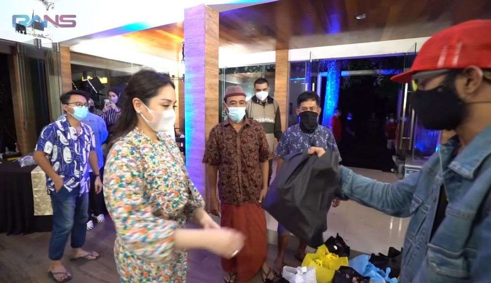 8 Momen Nagita Buka Puasa dengan Pekerja Bangunan, Salut!