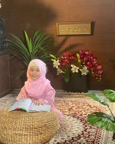 7 Potret Bilqis Putri Ayu Ting Ting Debut Jadi Presenter Cilik