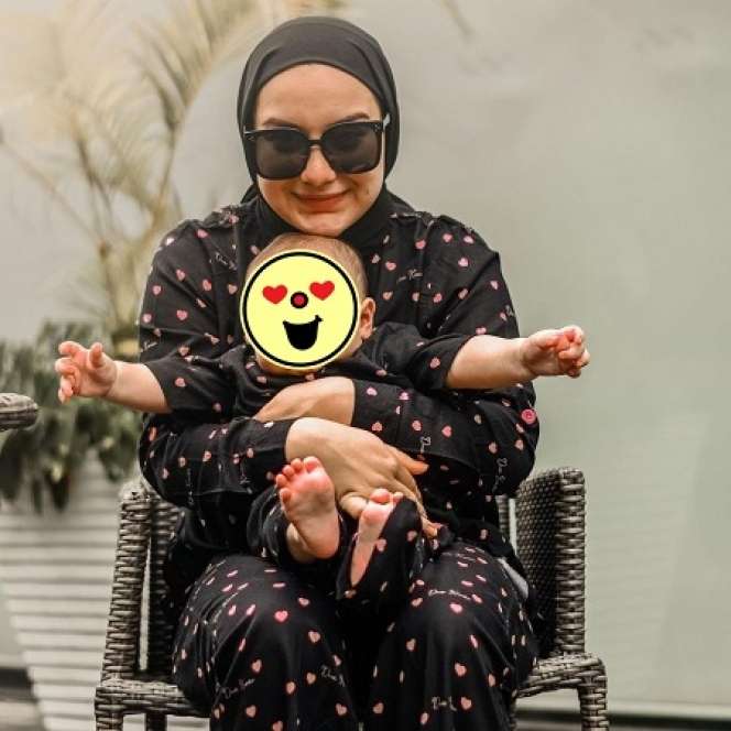 Potret 10 Seleb Cantik Kembaran Baju dengan Anak, Kompak!