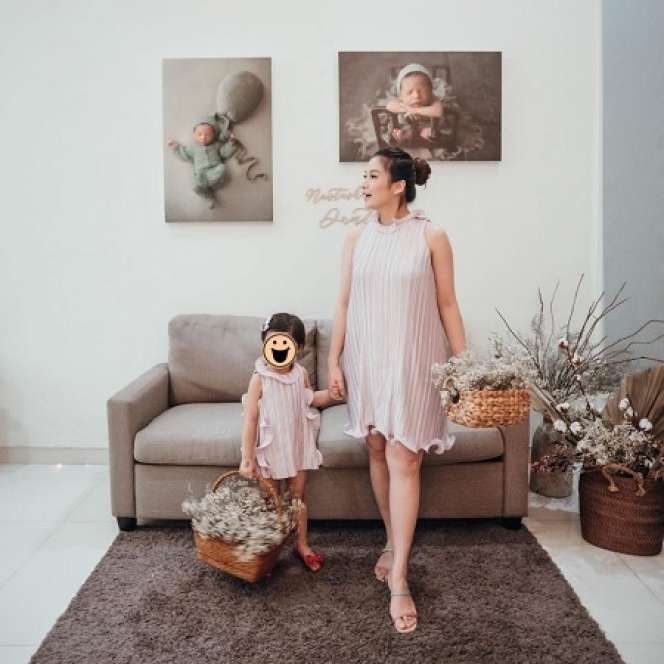 Potret 10 Seleb Cantik Kembaran Baju dengan Anak, Kompak!