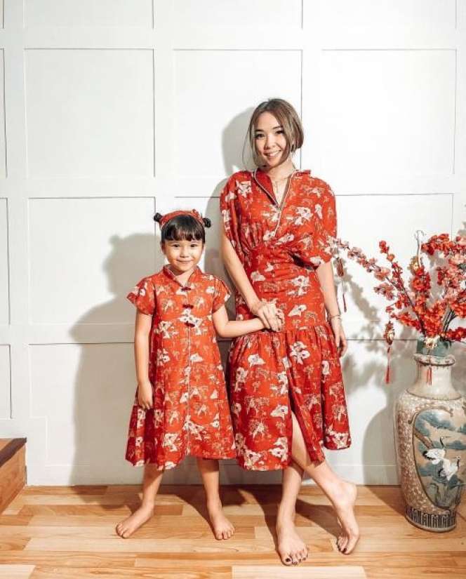 Potret 10 Seleb Cantik Kembaran Baju dengan Anak, Kompak!