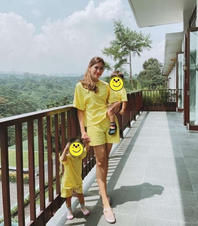 Potret 10 Seleb Cantik Kembaran Baju dengan Anak, Kompak!