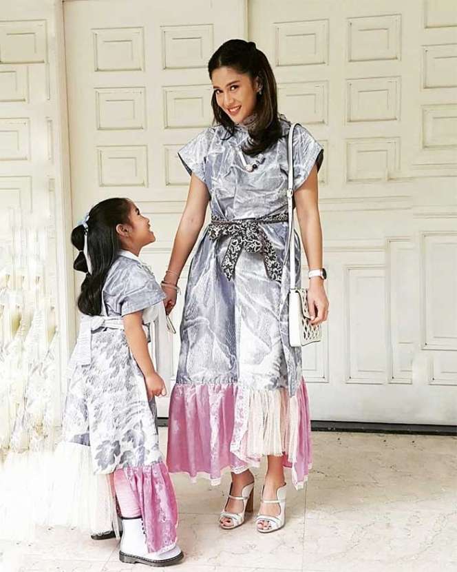 Potret 10 Seleb Cantik Kembaran Baju dengan Anak, Kompak!