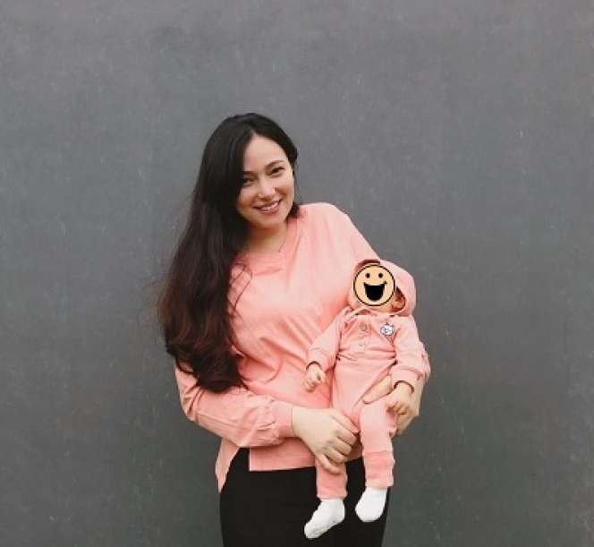 Potret 10 Seleb Cantik Kembaran Baju dengan Anak, Kompak!