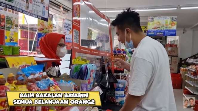 Momen Baim Wong Bayarin Semua Pengunjung di Minimarket