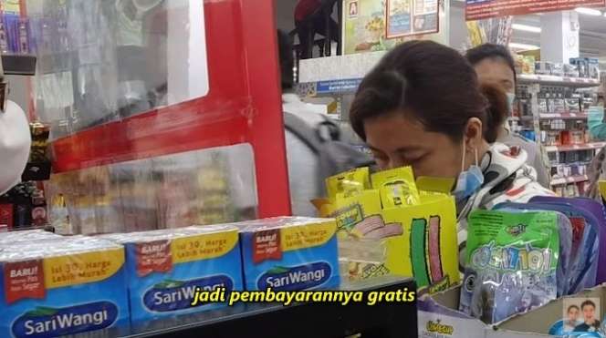 Momen Baim Wong Bayarin Semua Pengunjung di Minimarket
