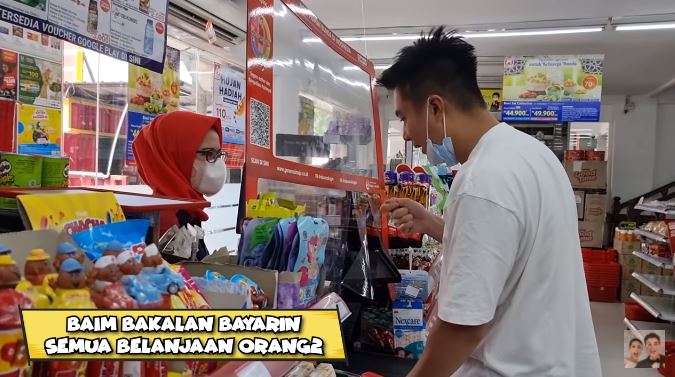 Momen Baim Wong Bayarin Semua Pengunjung di Minimarket