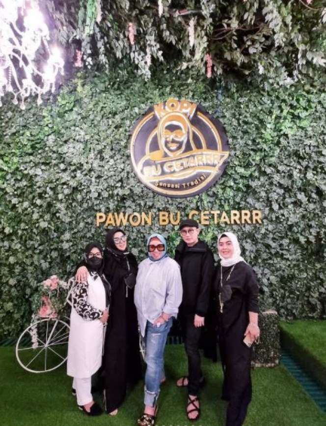8 Potret Syahrini Silaturahmi, Anggun Kenakan Hijab