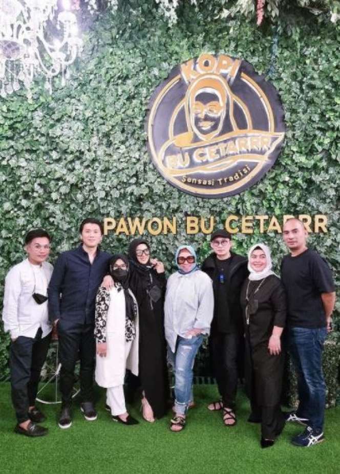 8 Potret Syahrini Silaturahmi, Anggun Kenakan Hijab