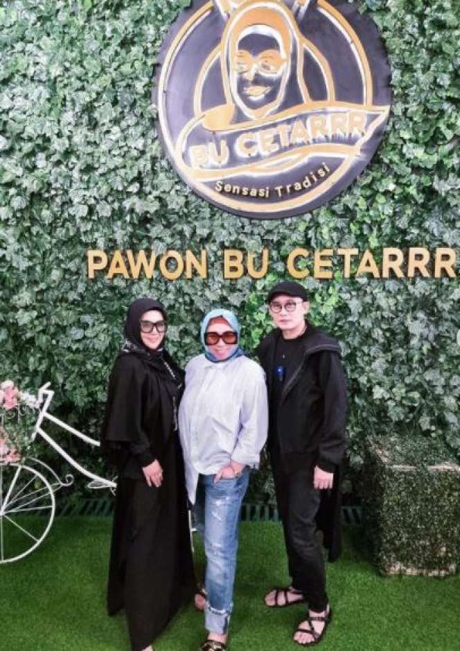 8 Potret Syahrini Silaturahmi, Anggun Kenakan Hijab