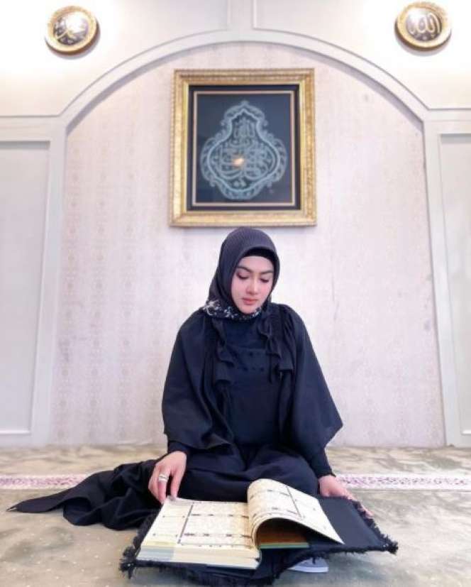 8 Potret Syahrini Silaturahmi, Anggun Kenakan Hijab