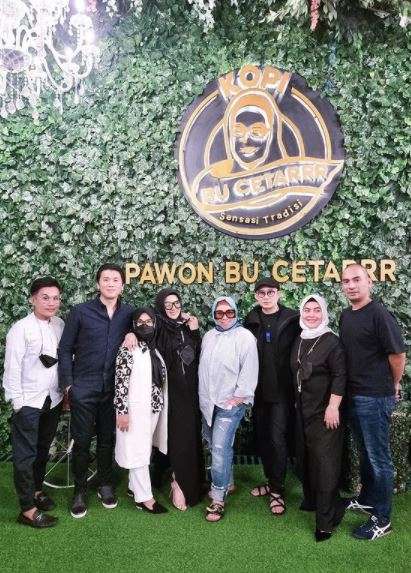 8 Potret Syahrini Silaturahmi, Anggun Kenakan Hijab