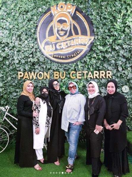 8 Potret Syahrini Silaturahmi, Anggun Kenakan Hijab