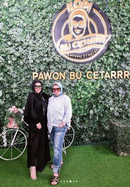 8 Potret Syahrini Silaturahmi, Anggun Kenakan Hijab