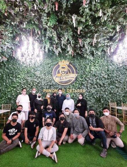8 Potret Syahrini Silaturahmi, Anggun Kenakan Hijab