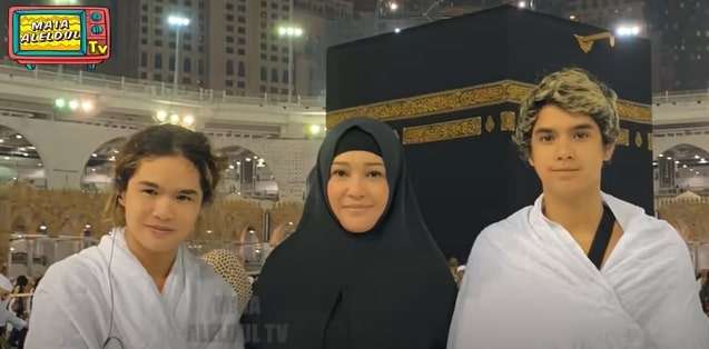 10 Potret Al dan Dul Ibadah Umroh Perdana Bersama Bunda Maia