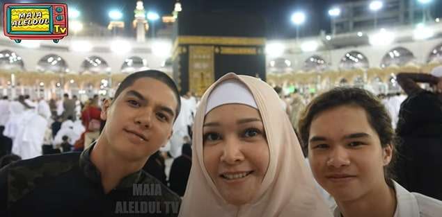 10 Potret Al dan Dul Ibadah Umroh Perdana Bersama Bunda Maia