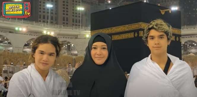 10 Potret Al dan Dul Ibadah Umroh Perdana Bersama Bunda Maia