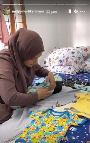 6 Potret Nadya Mustika Momong Baby Syaki, Telaten Banget