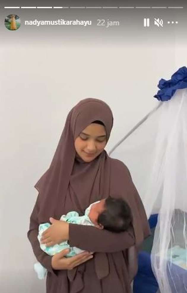 6 Potret Nadya Mustika Momong Baby Syaki, Telaten Banget