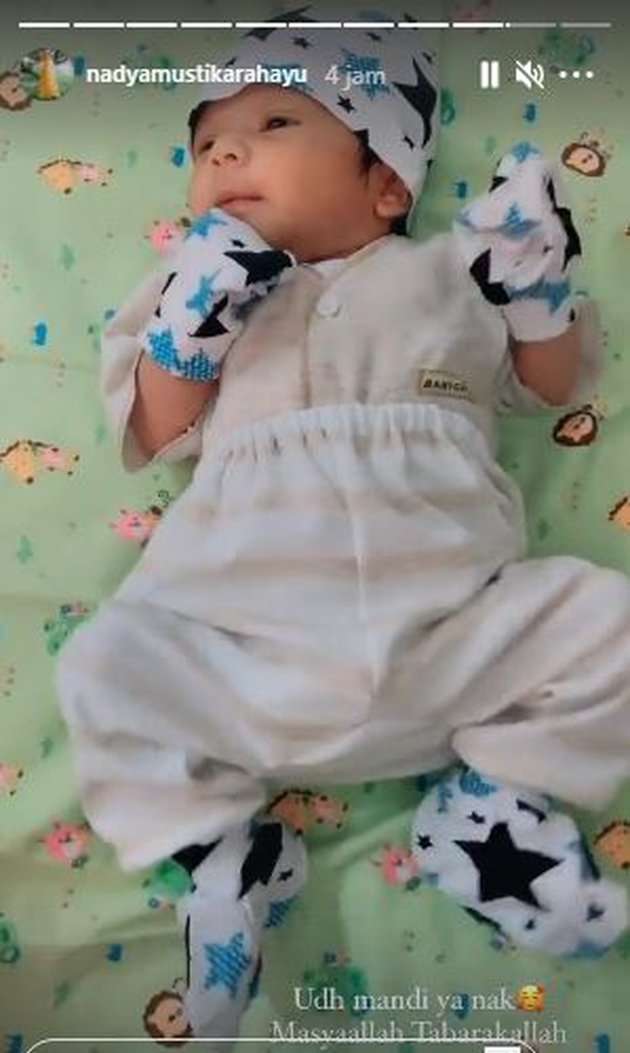 6 Potret Nadya Mustika Momong Baby Syaki, Telaten Banget