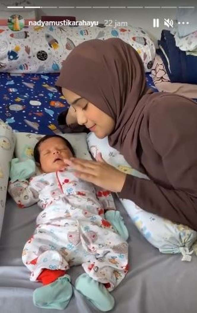 6 Potret Nadya Mustika Momong Baby Syaki, Telaten Banget