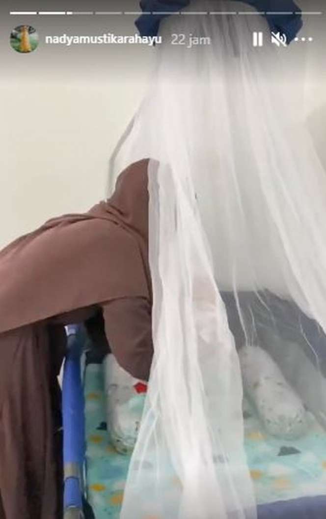6 Potret Nadya Mustika Momong Baby Syaki, Telaten Banget