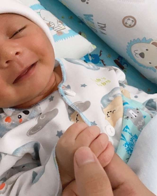 6 Potret Nadya Mustika Momong Baby Syaki, Telaten Banget